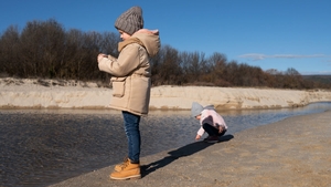 Un nepalez a salvat de la moarte o fetiță de 5 ani, la Craiova. 6 persoane săriseră în lacul înghețat, dar au rămas blocați în gheață