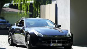 Clasic! Antrenorul de fitness îi conduce Ferrariul milionarei! Ce zice soţul, Regele…