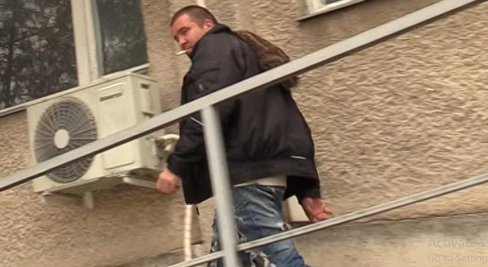 Suspectul părăsește sediul poliției