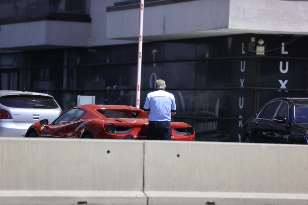 Polițistul a observat Ferrari-ul în neregulă (Foto: CANCAN.RO)