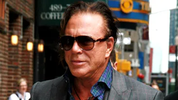 VIDEO Mickey Rourke a jucat ping pong cu gardienii dintr-o inchisoare ruseasca!