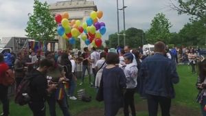 Imagini LIVE din punctul fierbinte al Capitalei! Vezi ce se întâmplă ACUM la Marşul Diversităţii!