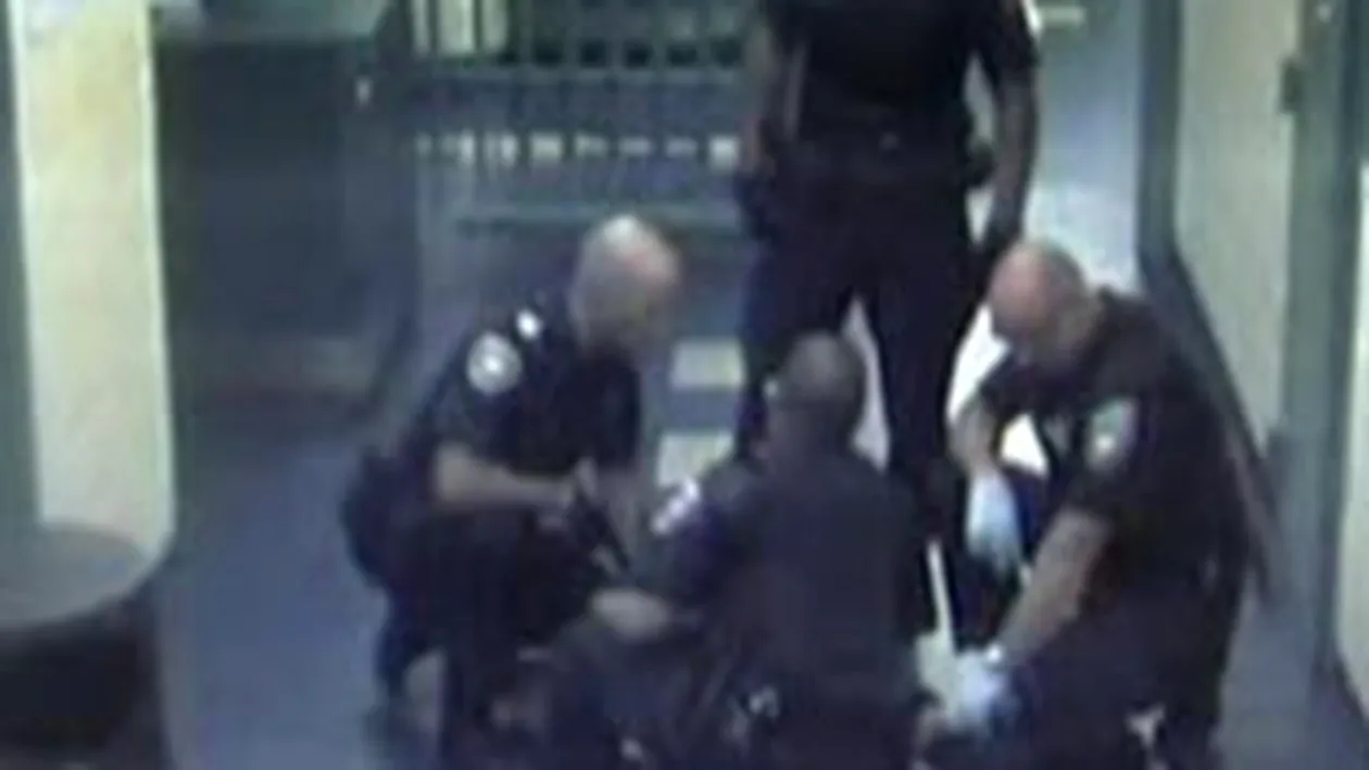 VIDEO 5 politisti canadieni bat o tanara arestata  si apoi ii taie sutienul cu foarfeca