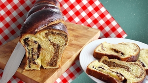 Cum să transformi cozonacul uscat într-un desert delicios!