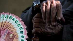 O badantă din Italia s-a căsătorit cu bătrânul pe care îl asista. Rudele acestuia vor să o lase fără moștenire