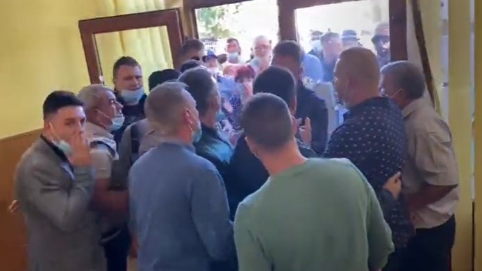 Ploaie de pumni într-o secție de votare din Dolj. Primarul l-a lovit fiul contracandidatului său.VIDEO