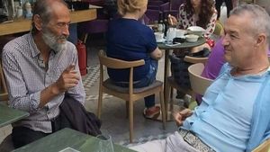 Gigi Becali a fost filmat la terasă cu un cerşetor! Acum s-a aflat ce au ”negociat” cei doi: ”I-a propus să îi dea...”