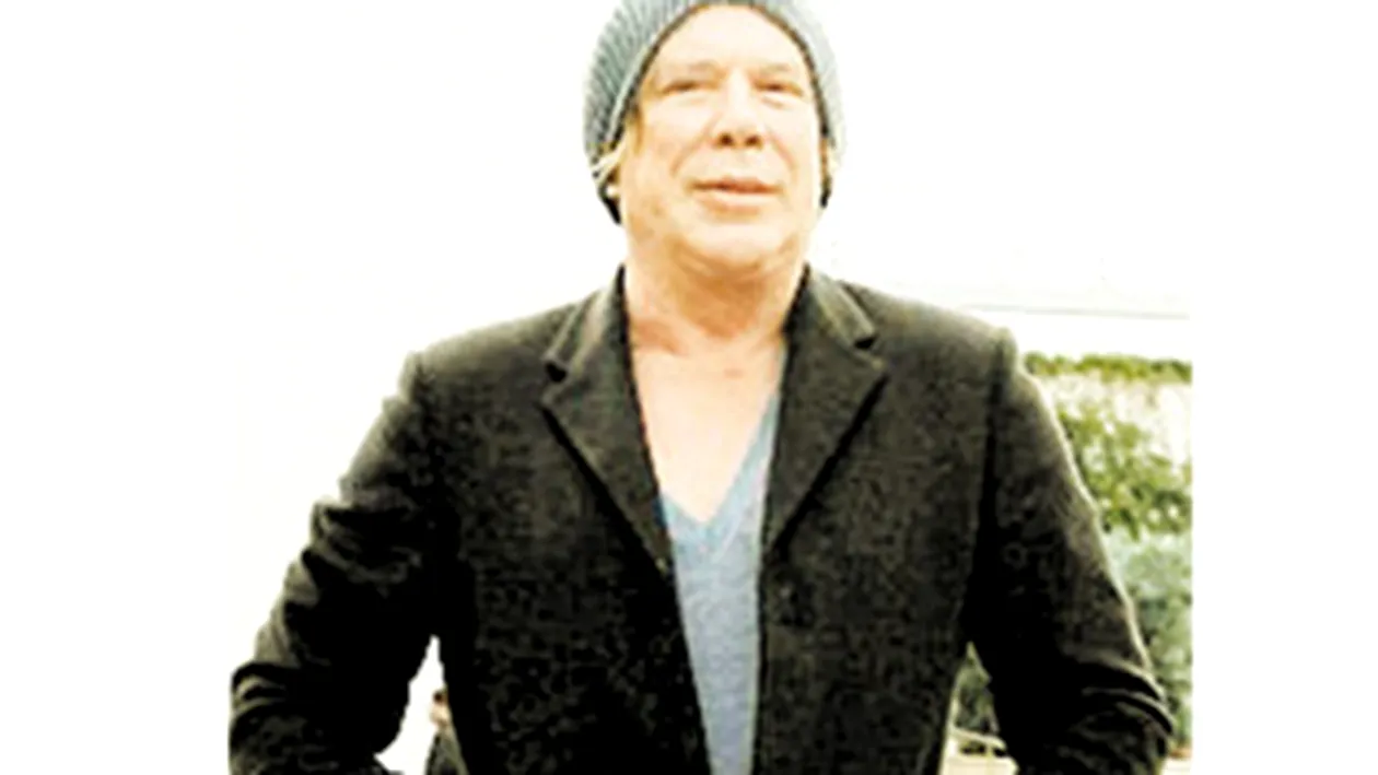 Mickey Rourke a iesit dintr-o cafenea in chiloti. Striptease in parcare