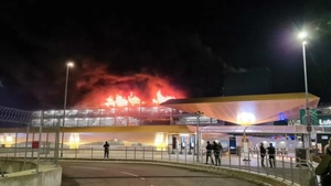 Incendiu de proporţii pe Aeroportul Luton! Toate zborurile, suspendate! Sute de oameni sunt blocaţi