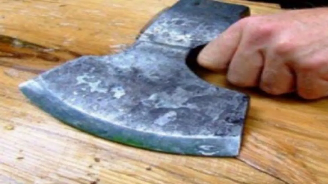 Viață de coșmar! Mama i-a ucis tatăl cu toporul și a ajuns după gratii