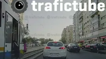 VIDEO SOCANT O sa te gandesti de 100 de ori inainte de a traversa strada prin loc nepermis dupa ce vezi asta! O adolescenta a fost spulberata de tramvaiul 41 sub privirile soferilor!