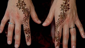 Si-a facut un TATUAJ cu henna! Ce s-a intamplat in scurt timp este INGROZITOR! Cum arata acum