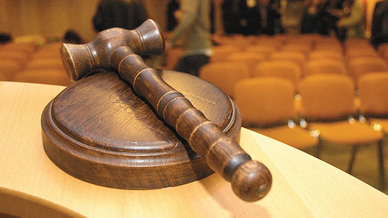 Se licitează sume importante pentru orice! Cu cât s-a vândut o bucată de stofă pătată cu sângele regelui Ludovic al XVI-lea