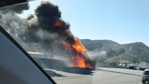 Un avion de epocă s-a prăbușit și a luat foc în apropiere de Los Angeles