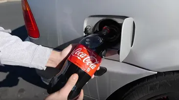 VIDEO /  A turnat doi litri de Coca-Cola în rezervorul maşinii, apoi s-a urcat la volan. Ce-a urmat: Aceasta e următoarea alternativă în locul benzinei