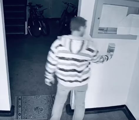 Un sucevean a furat aparatul cu dezinfectant din scara unui bloc! Ce a făcut, înainte, cu soluția întrece orice imaginație. “Chiar nu e de glumit, se pare că…” VIDEO