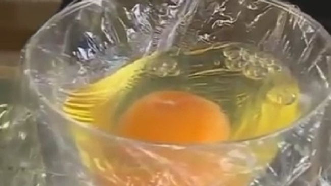 Au spart un ou într-un pahar şi au fost uimiţi de ceea ce s-a întâmplat în scurt timp! Experimentul a devenit viral