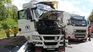 Doi șoferi români de tir au fost implicați într-un accident violent în Franța. Camioanele s-au făcut praf