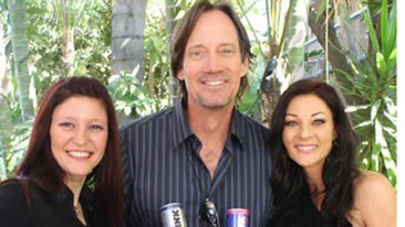 Ramona Gabor ii da o mana de ajutor Monicai in promovarea bauturii cumnatului!