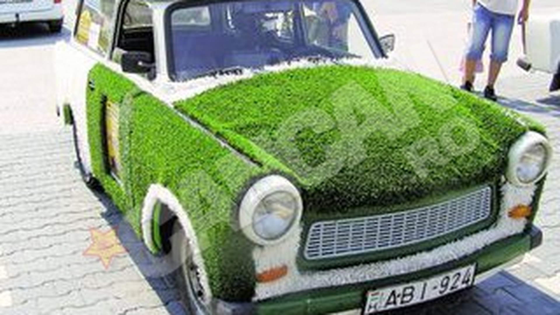 Trabant "tunat" cu iarba