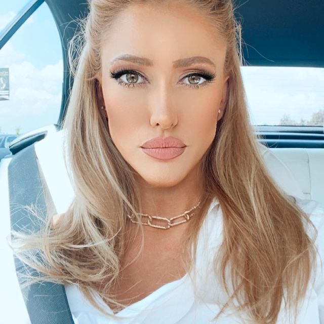 Iuliana Pepene a dat din „coate” să intre la VIP! Cum am surprins-o pe sexy-știrista de la Antenă