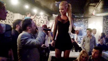 Pazea, blonda, in actiune! Loredana Chivu a dansat pe masa pana la 7 dimineata! Uite-o in ce hal se rupe pe manele!