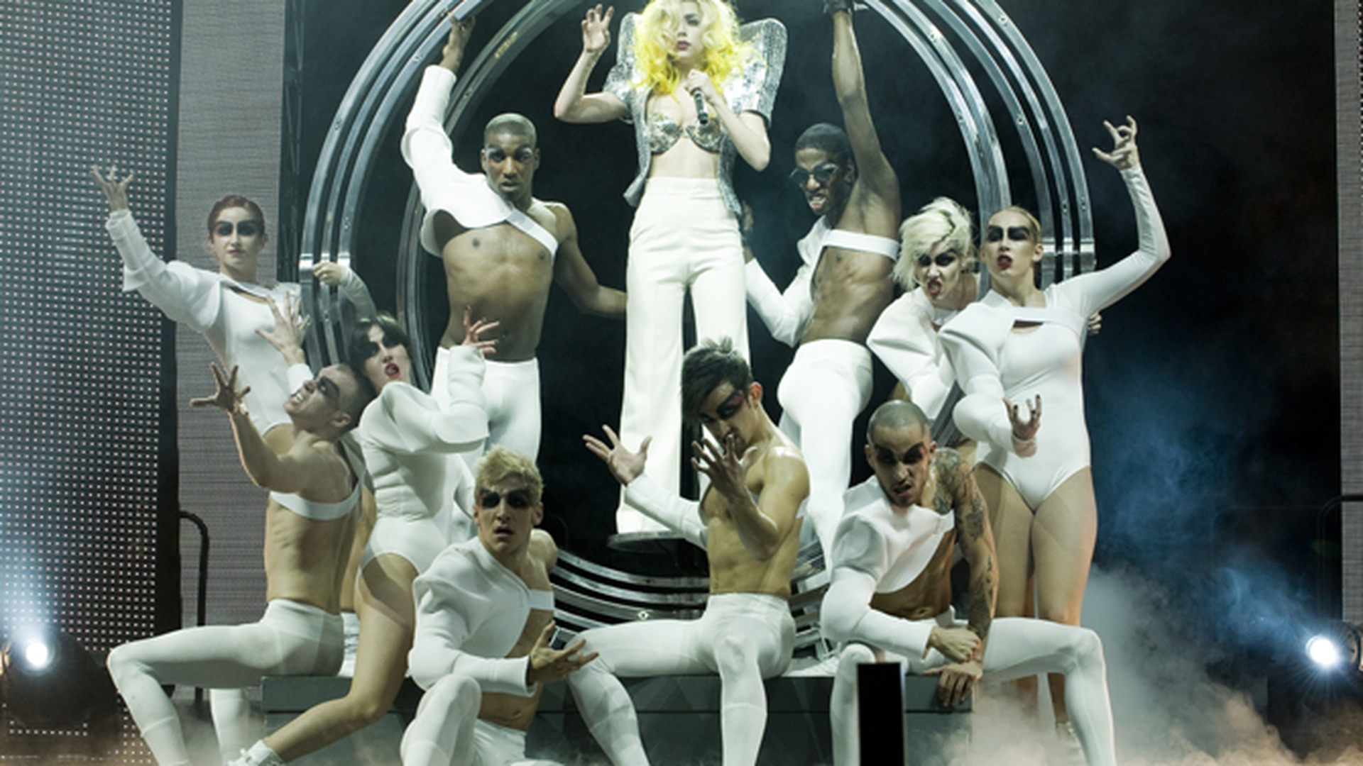 Lady Gaga: "Banii ma plictisesc! Mi-am sacrificat dragostea pentru muzica, dar muzica mea merita orice sacrificiu!"