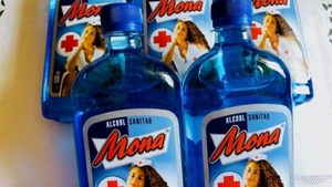 Mona, una dintre cele mai celebre femei din România! Cine este asistenta de pe sticlele de spirt