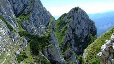 O tânără de 28 de ani a căzut într-o râpă din masivul Piatra Craiului. Salvamontiștii din Argeș o caută