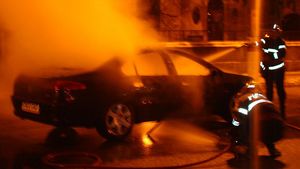 Distracţie la beţie! Doi tineri au incendiat trei maşini parcate pe o stradă din Timişoara