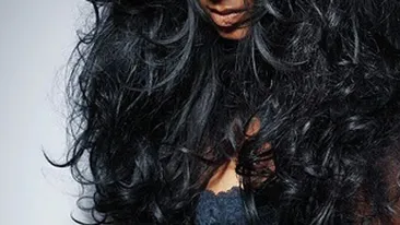 Ravasita si suparata! Ghici ce vedeta internationala se scunde sub parul acesta nearanjat!