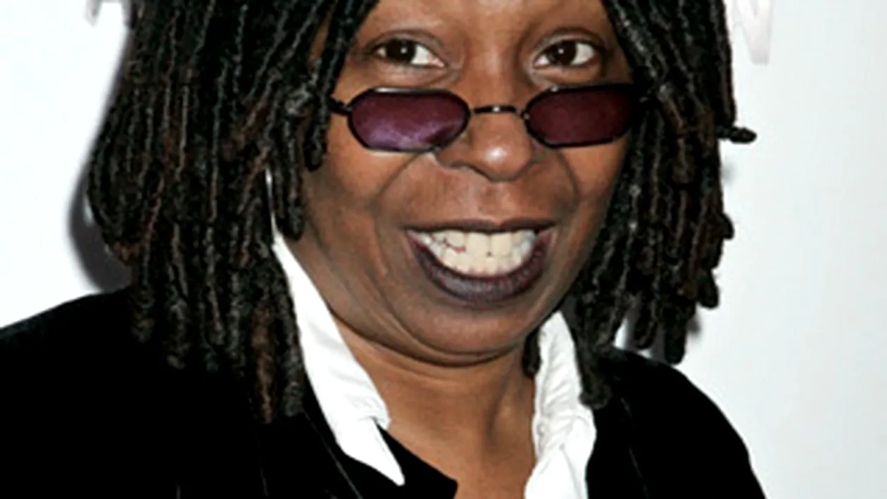 VIDEO Whoopi Goldberg a fost sarutata pasional de un coleg