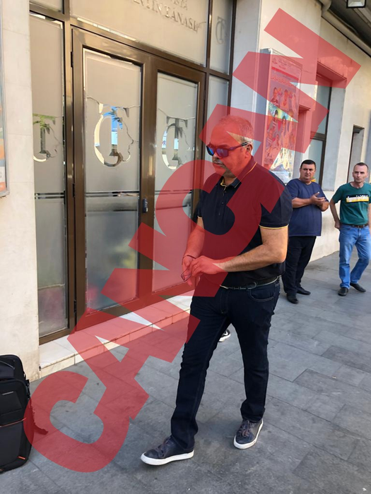 Bogdan Arșinel a ajuns la Teatrul Constantin Tănase (Foto: CANCAN.RO)
