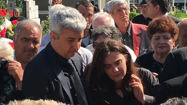 A purtat la priveghi o şapcă cu… desfăcător de bere! A stârnit râsete, în timp ce DD îşi plângea tatăl!
