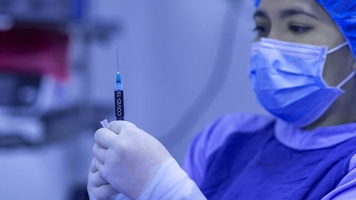 O asistentă din Cluj a avut o reacție alergică ușoară după vaccinarea împotriva virusului SARS-CoV-2: “Tip urticarian la nivelul extremității cefalice”