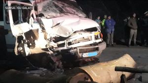 Grav accident în Galați. Un copil și mama sa au ajuns la spital după ce mașina în care se aflau a luat foc