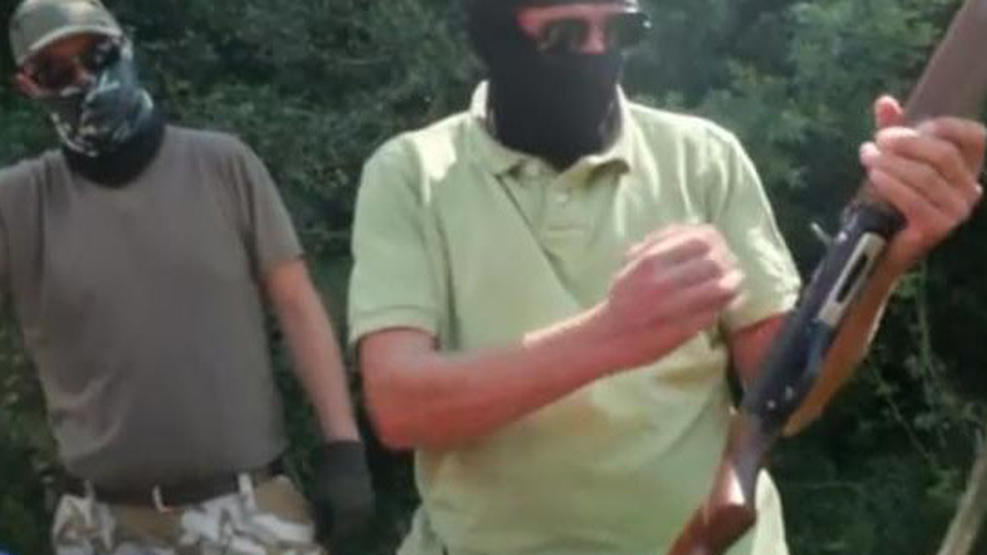 ULTIMA ORĂ! Traficanţii români de arme au fost săltaţi de către mascaţi, după dezvăluirile făcute de Sky News