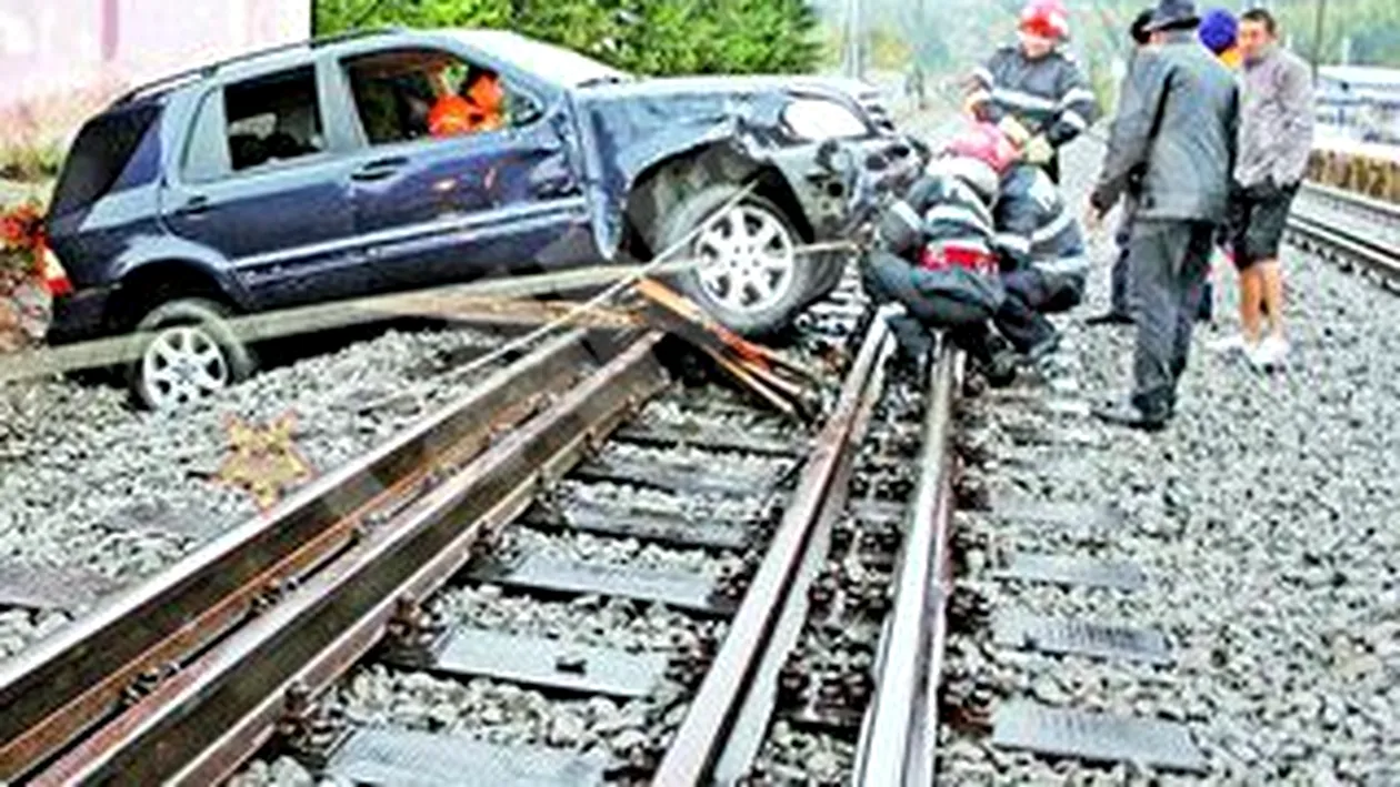 O turista s-a ratacit tocmai pe sinele de tren din Busteni. A blocat calea ferata cu jeepul