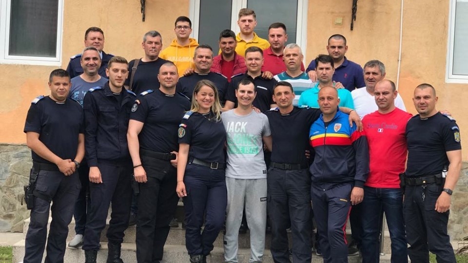El este jandarmul-erou de la Mehedinţi. A fost operat pe creier, iar acum şi-a vizitat colegii să le mulţumescă pentru sprijin