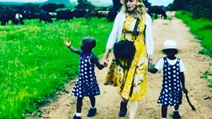 Tatăl unor gemene africane adoptate de MADONNA se arată şocat că adopţia fetelor sale este permanentă!