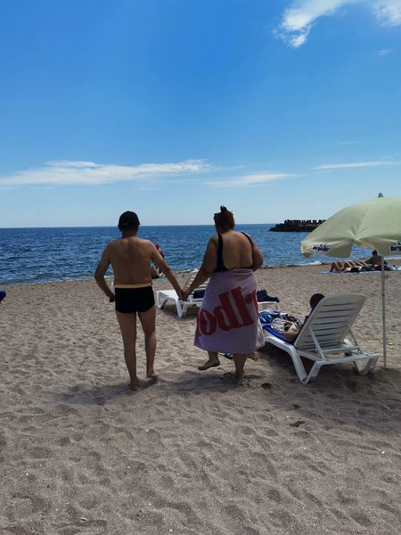 Cum arată Ioana Tufaru în costum de baie, la aproape 100 de kilograme. Fiica Andei Călugăreanu și-a sărutat soțul în văzut tuturor