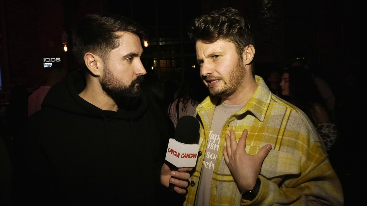 Compozitorul hitului "Străzile din București" e boem din cale-afară și nu poate dormi noaptea, la propriu, până nu își ia doza de filme și seriale (Foto: captură video)