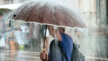 Cod portocaliu de ploi puternice în 23 de județe și București, pe timpul vizitei Papei