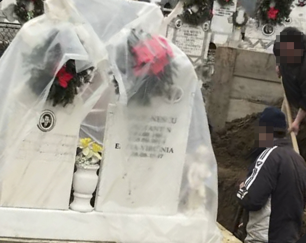Groparii acoperă cu pământ groapa pe care au săpat-o în lateral