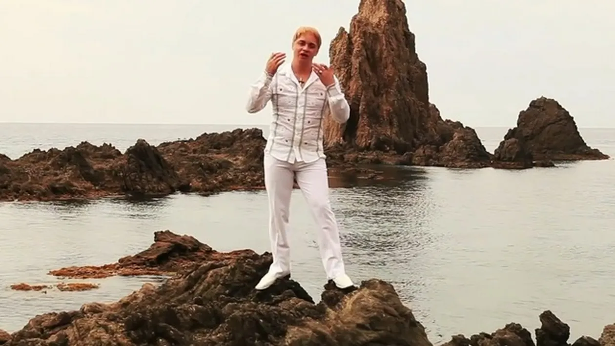 Regele kitsch-ului de pe Youtube! Cristi din Banat vorbeste pentru prima data despre ce l-a determinat sa miroasa petale!