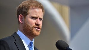 Pe Meghan a pufnit-o râsul la aniversarea Prințului Charles! Motivul este legat de soțul ei, Harry! Ce a pățit acesta în timpul discursului FOTO