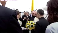 Cei doi copii care l-au întâmpinat cu flori pe Papa Francisc provin din familia unui erou român