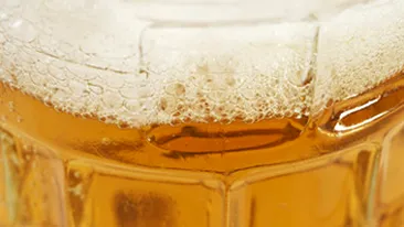 Un camion plin cu bere s-a rasturnat in Mehedinti si a blocat traficul!