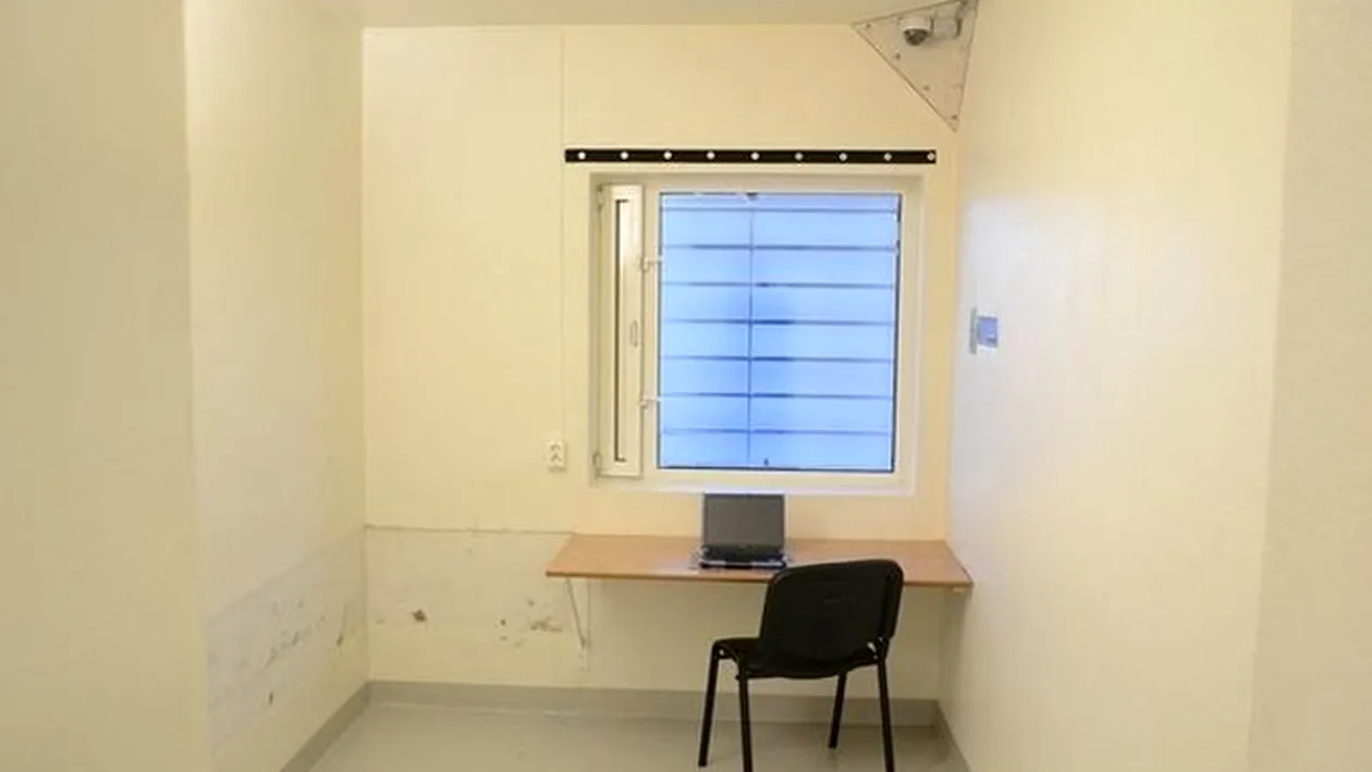 Uite cum arata celula in care va fi inchis macelarul de la Oslo! Breivik are banda de alergat, birou si laptop!