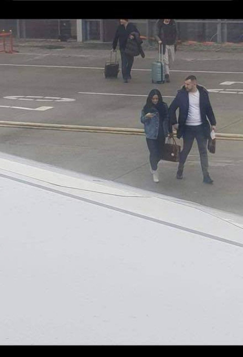 Adulter în showbiz-ul românesc! Deși căsătorită, faimoasa cântăreață a fost fotografiată de mână cu altul